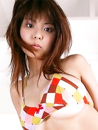 Hanai Miri posing her natural big tits in colored bikini