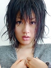 Sensual gravure idol chick looks incredibly inticing in a bikini