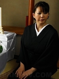Kimono hottie Waka Kano cums hard